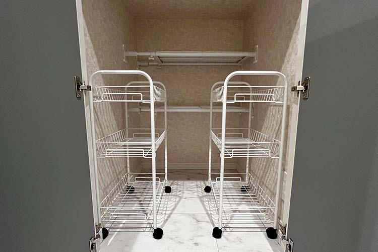 デッドスペースを無駄にしない！ 突っ張り棚で収納スペース大改造DIY