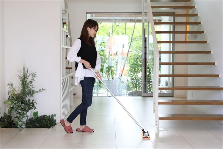掃除グッズ「タフモッピー」で実感できる、雑巾がけの手軽さと楽しさ