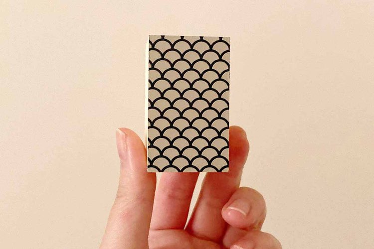 浴室鏡の水垢が洗剤なしでツルツルに!「ダイヤモンドパッド」で簡単掃除