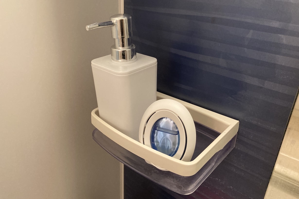 ファブリーズを棚に置く