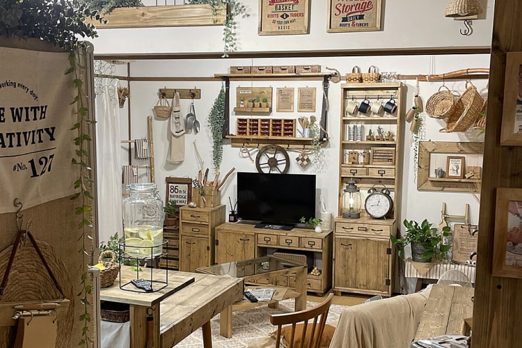 昭和の匂いプンプンの団地を、女子ウケ完璧なナチュラルカフェ空間にDIYするテクニック大全