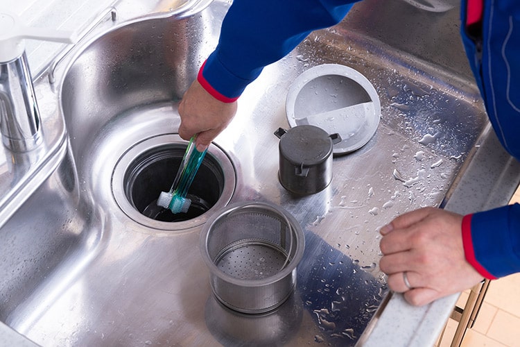 排水口のイヤな臭いの原因と対策は?掃除のプロに聞いた正しいお手入れ方法