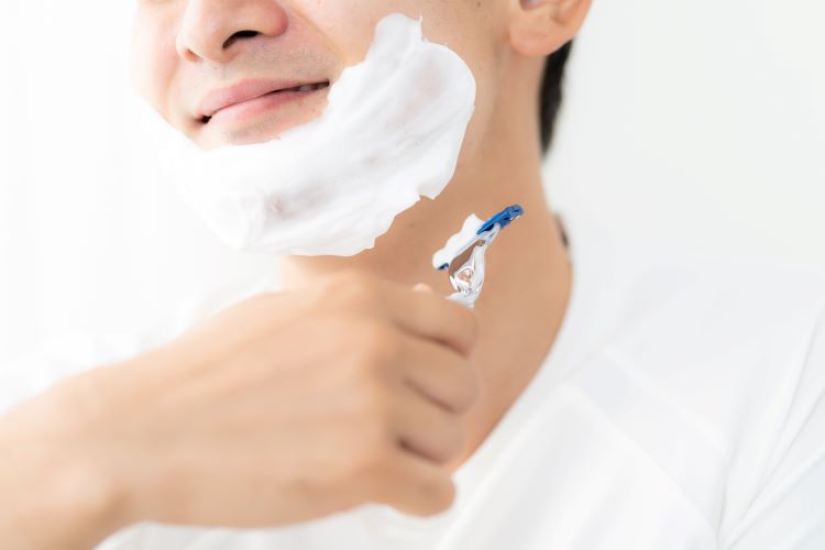 T字カミソリのおすすめと選び方、肌を傷つけずに剃る方法を解説！