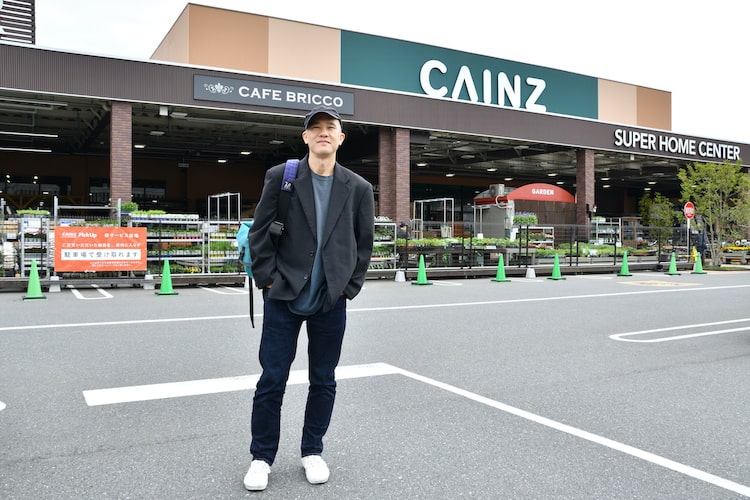 カインズでアートは生まれるか？ 現代美術家・加賀美健が幕張店で即興アートに挑戦