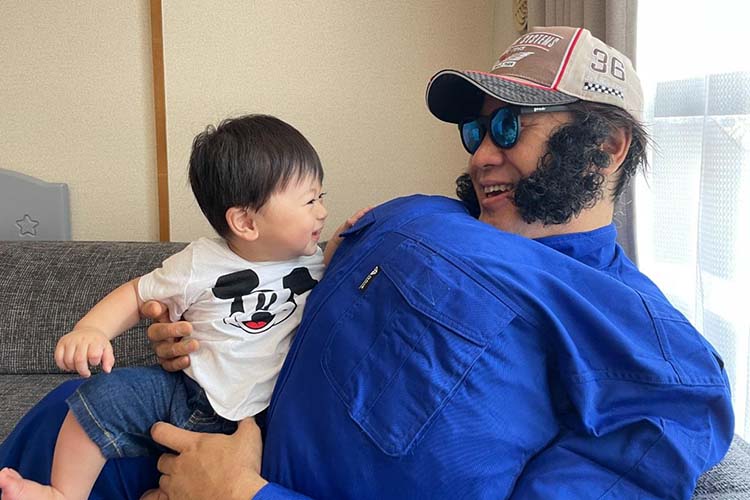 赤ちゃんって何を基準に「こいつは親だ」と認識してるの? 実験してみる