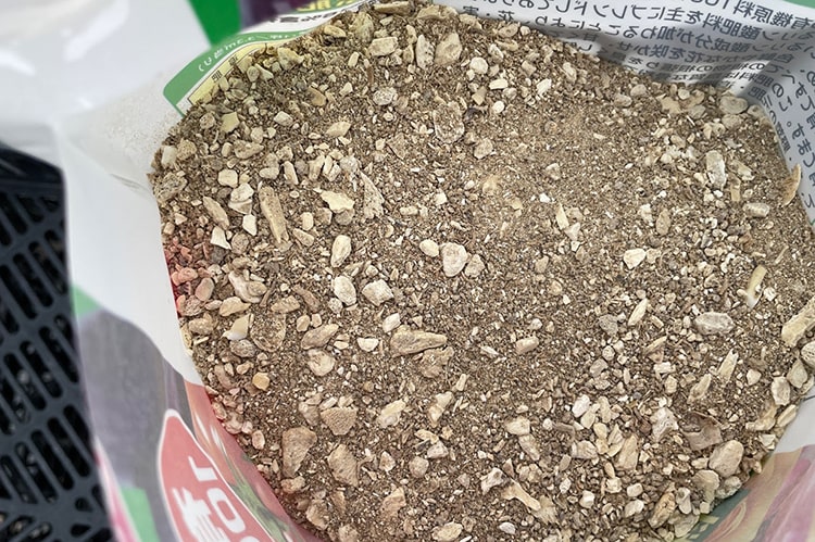 骨粉（こっぷん）はどんな肥料？ 効果や使い方を解説します【油かす入りも】