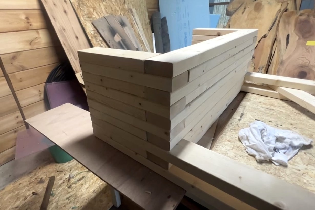 動画で解説】ボンドで接着するだけ。DIY初心者でも簡単にベンチを作る