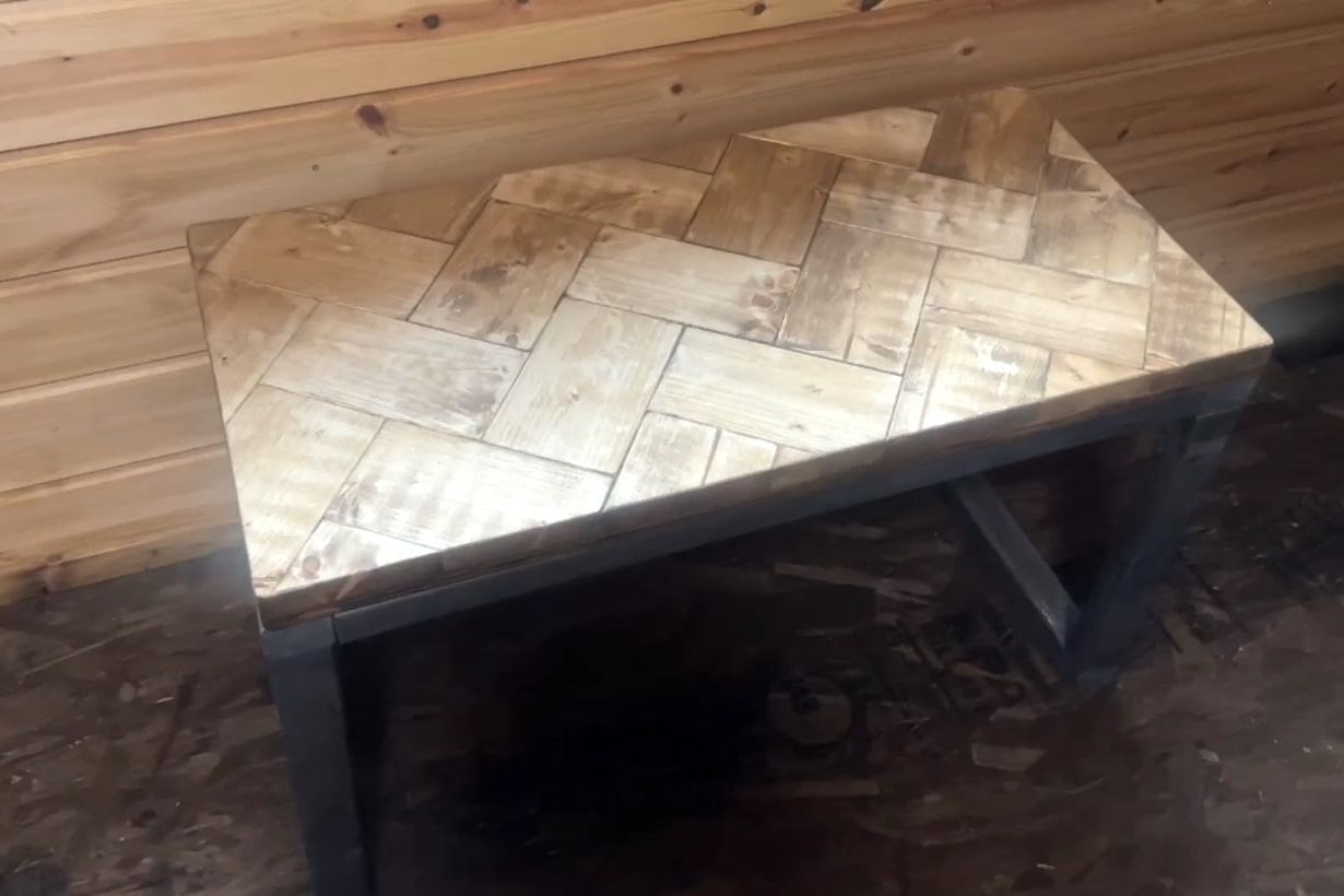 DIY動画】貼って塗るだけ簡単DIY。ヘリンボーン柄テーブルの作り方