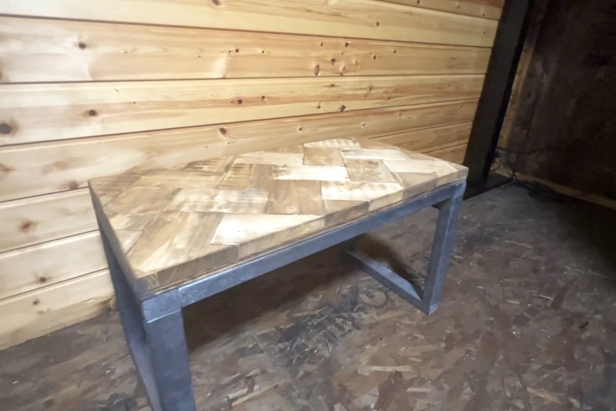 DIY動画】貼って塗るだけ簡単DIY。ヘリンボーン柄テーブルの作り方
