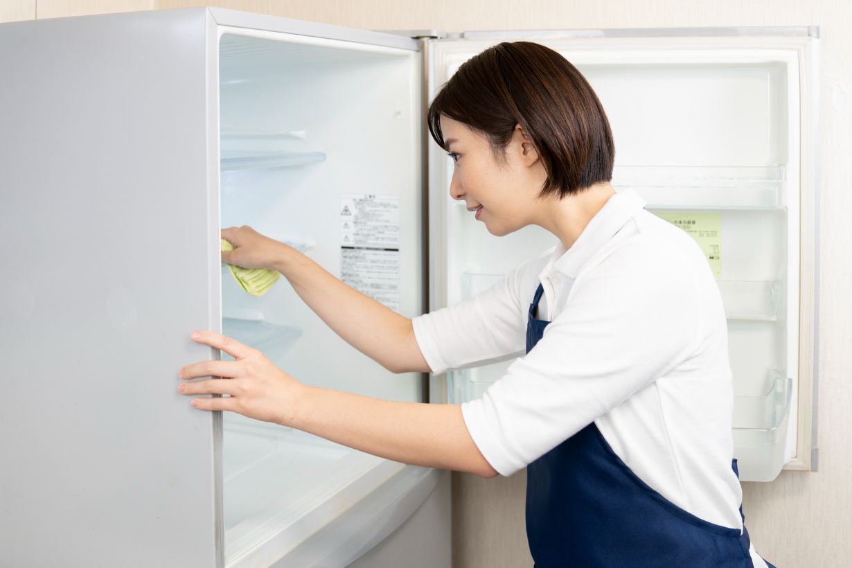 冷蔵庫の効率的な掃除方法は？ お手入れ頻度や場所別の掃除方法を解説