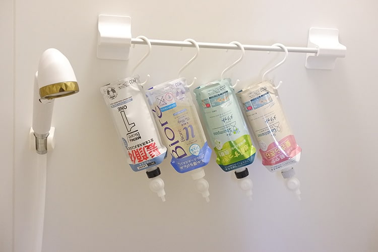ボトル裏のヌメリよサヨナラ！ 花王がお風呂でシャンプーを吊るした結果、いい事づくめだった