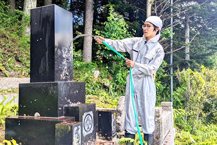 足が悪い祖父母のため、孫の僕が本気でお墓掃除→祖母号泣【専門家監修】