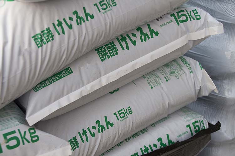 鶏糞(鶏ふん)とは? 野菜向けの有機肥料の使い方を解説します