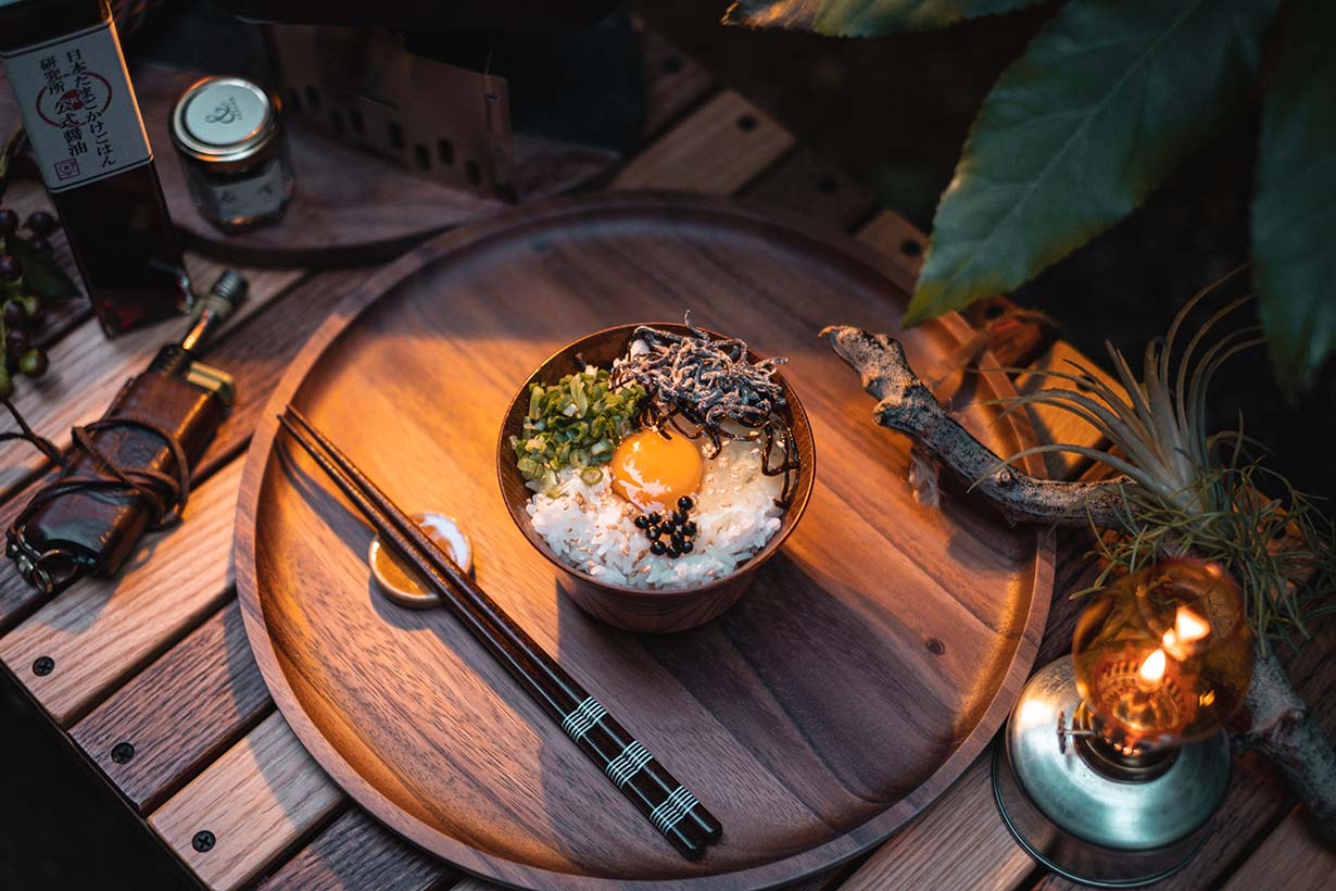 幻の卵」で作る究極の卵かけご飯。こだわり派ソロキャンパーの絶品