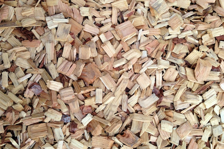 ガーデニングでウッドチップを使うメリットとは？ 雑草への効果なども紹介