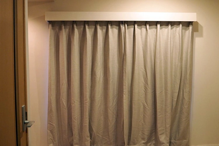 窓の見た目をスッキリ！ 断熱で省エネ効果も期待できる、カーテンボックスをDIY