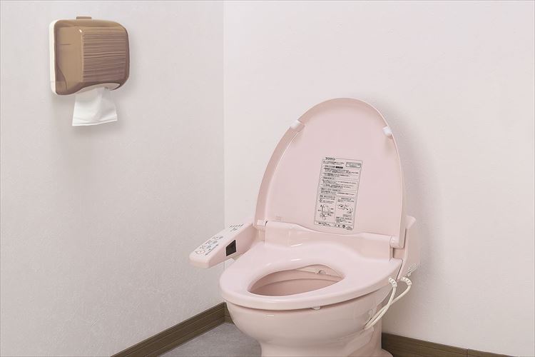 片手で取れるトイレットペーパーが人気。お年寄りも子供も使いやすく、使いすぎ防止にも役立つ