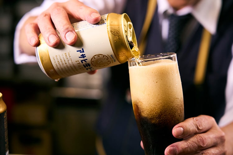 伝説のビアマイスター直伝。アサヒ生ビールの美味しい飲み方とハーフ＆ハーフの黄金比率