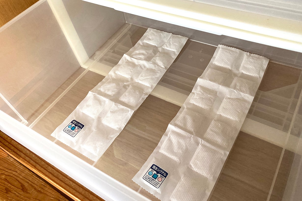 除湿シート タンス・引き出し用をプラスチックケースに入れる 