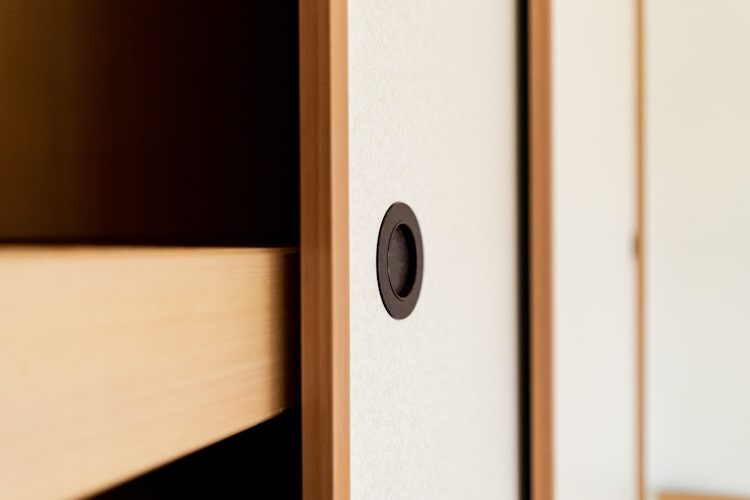 押し入れ・クローゼットの湿気対策やってますか？収納スペースにカビが生えないようにする方法を解説