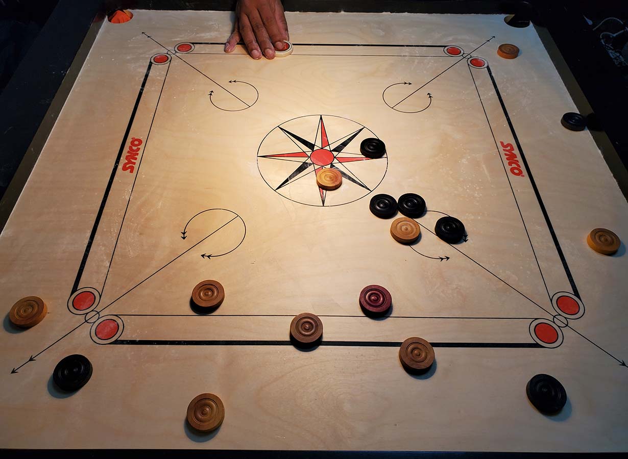 デコピンが勝利のカギ。スリランカの国民的ボードゲームකැරම්で日本代表と対局へ | となりのカインズさん