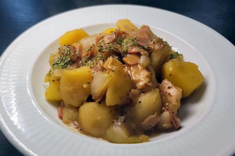 料理研究家・リュウジの簡単やばうまレシピ「ガーリック肉じゃが」