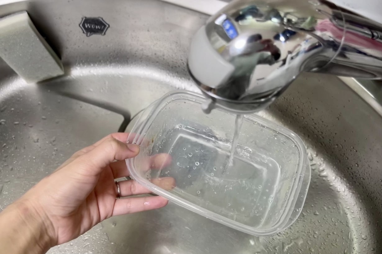 SNSで400万回再生「手を汚さずにタッパーの油汚れを一瞬で落とす