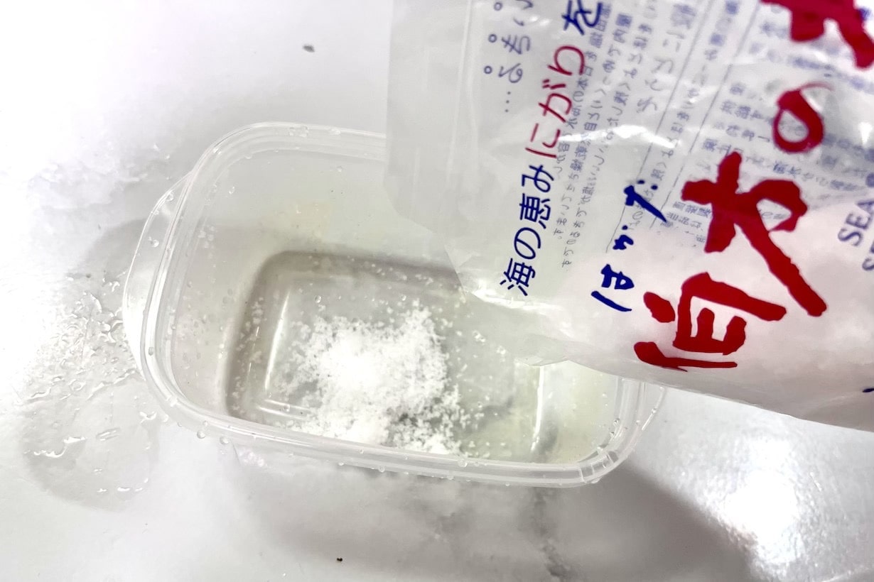 おちてたたっぱー タッパーとかプラスチックの食器を洗った後、白いカスみたいなの