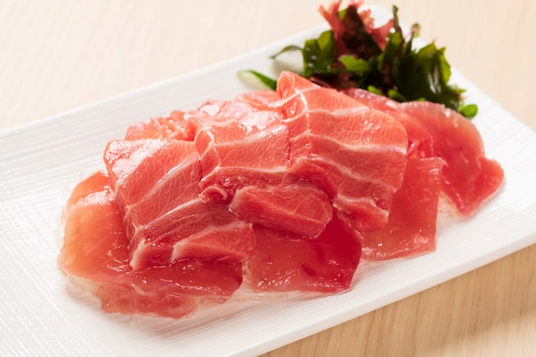 【獣医師監修】猫は刺身を食べても大丈夫？ NGな魚介類と与える時の注意点