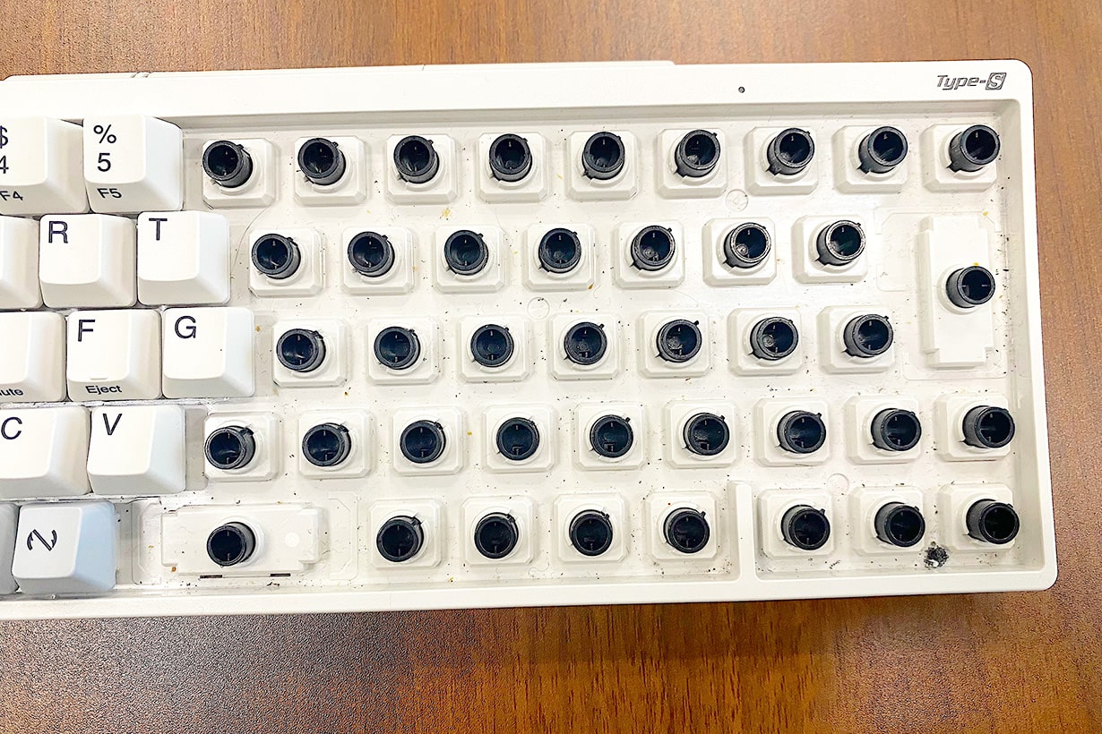 汚い】キーボードの掃除方法を解説。水洗いはできる？ 実はアルコール