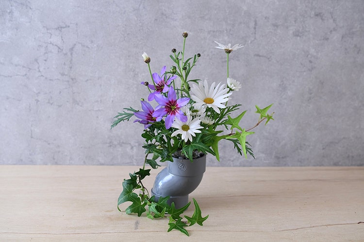 塩ビ管や軍手が花器に変身! ホームセンターのあんなものやこんなものにフラワーアレンジしてみた
