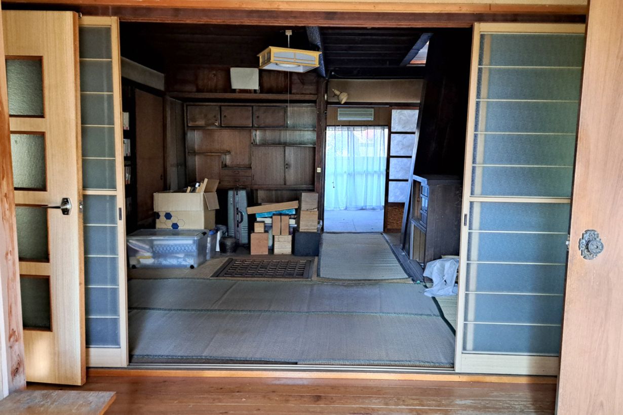 家具や着物、本、食器など、荷物はここに写る何倍もありました。建物の再生はまだ先。