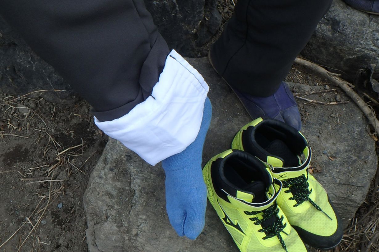 使用時は安全のための用具が必要です。こちらはチェーンソーパンツ。