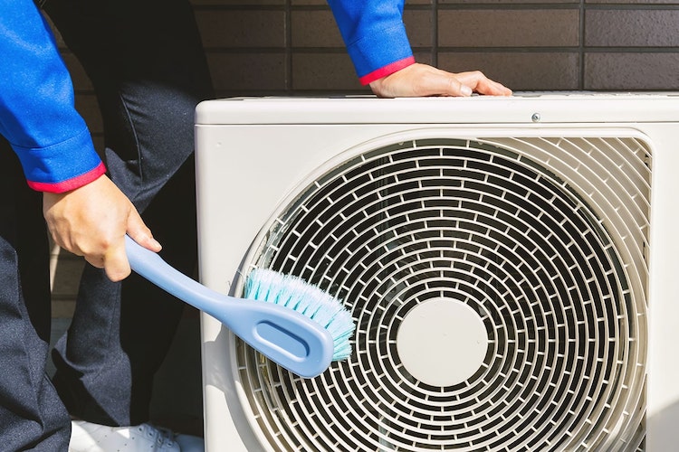 エアコン室外機の掃除は必要？ 自分でする場合の手順と注意点を解説【専門家監修】