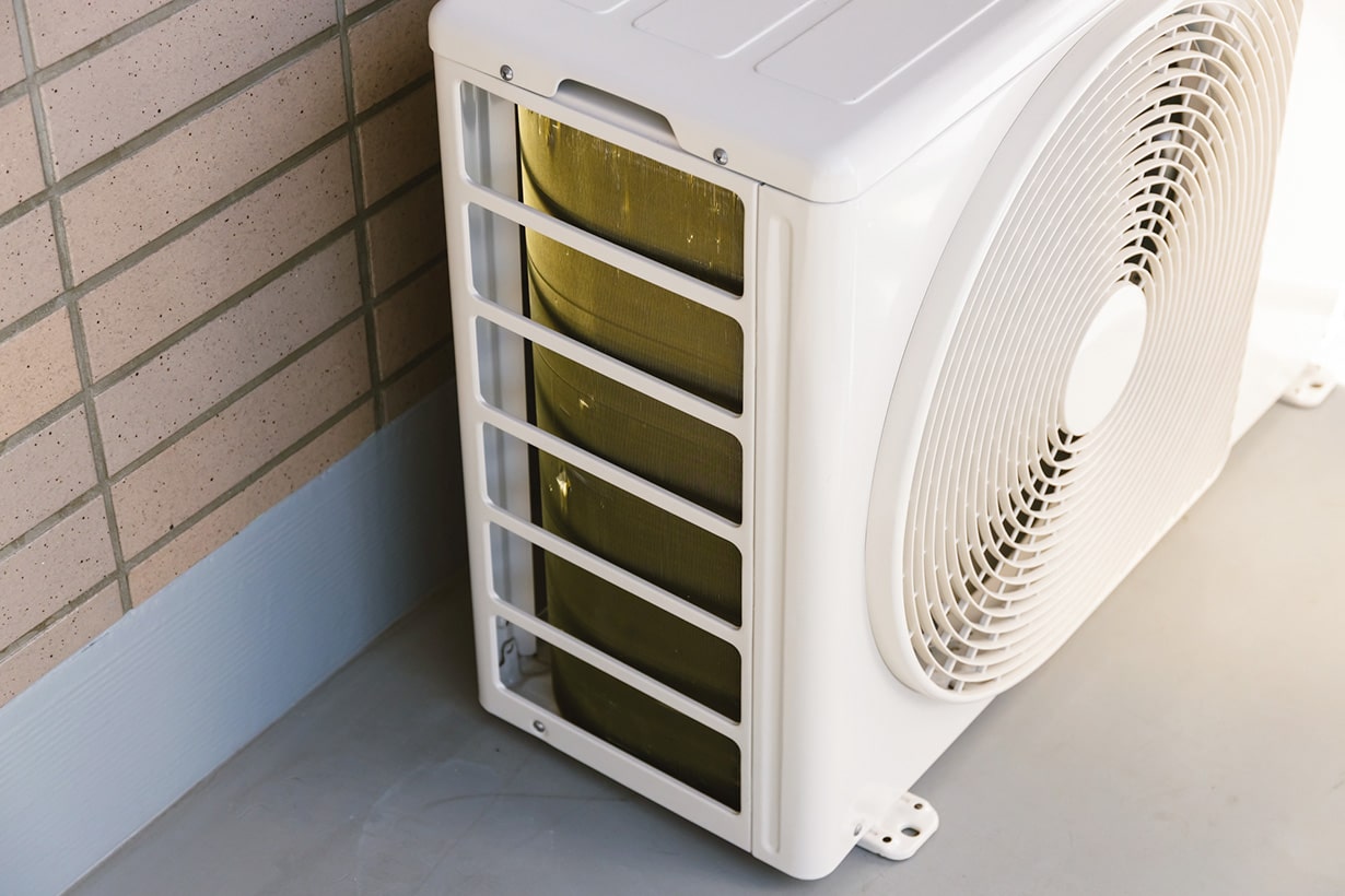 エアコン室外機の掃除は必要？ 自分でする場合の手順と注意点を解説