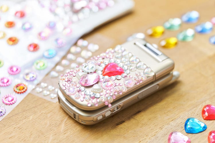 平成ギャルの、ガラケーを「デコる」技術。「デコ電」の歴史と作り方を専門家に教わった