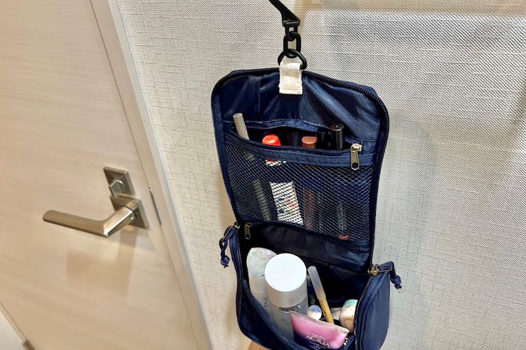 【旅行にぴったり】「見つからない」が激減する、大容量で使いやすいトラベルポーチをカインズで発見！