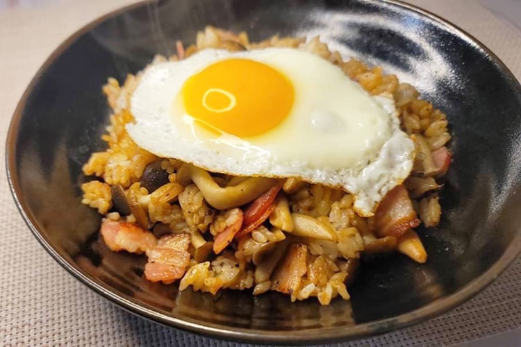 料理研究家・リュウジの簡単やばうまレシピ「みそきのこバターやきめし」