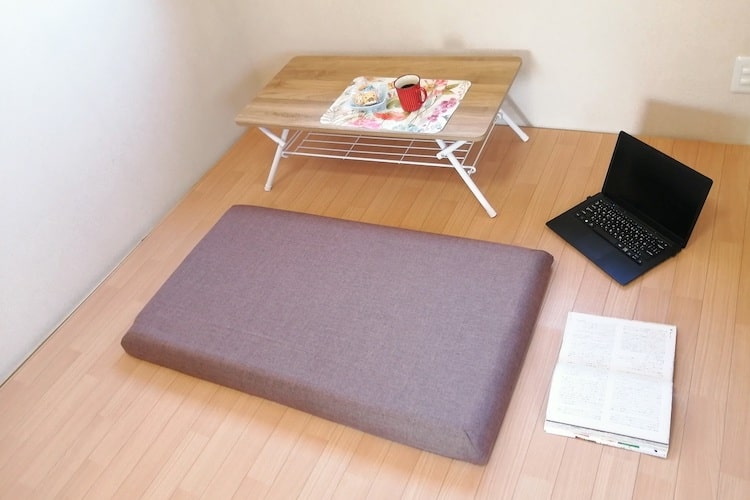 高級ベッドみたいな高反発力！ カインズの「ロングフロアクッション　flatty(フラッティ)」なら家中どこでもリラックスできる！