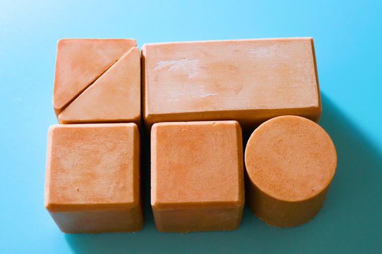 カインズの木材を使って「リアルすぎる積み木のケーキ」を作ってみた
