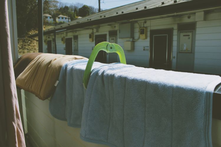 布団が干せないときの対策法｜カビ・湿気・ダニへの効果も解説