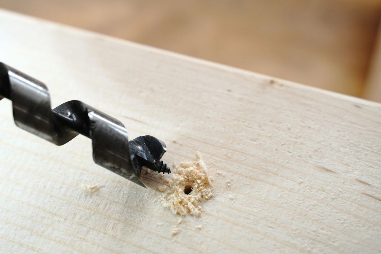 DIYで木材にきれいな穴を開けるための3つの方法とドリルの使い方を木工 
