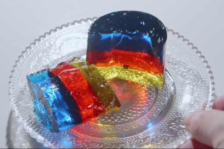 角度によって色が変わる「色の三原色ゼリー」を作って色の美しさを味わう