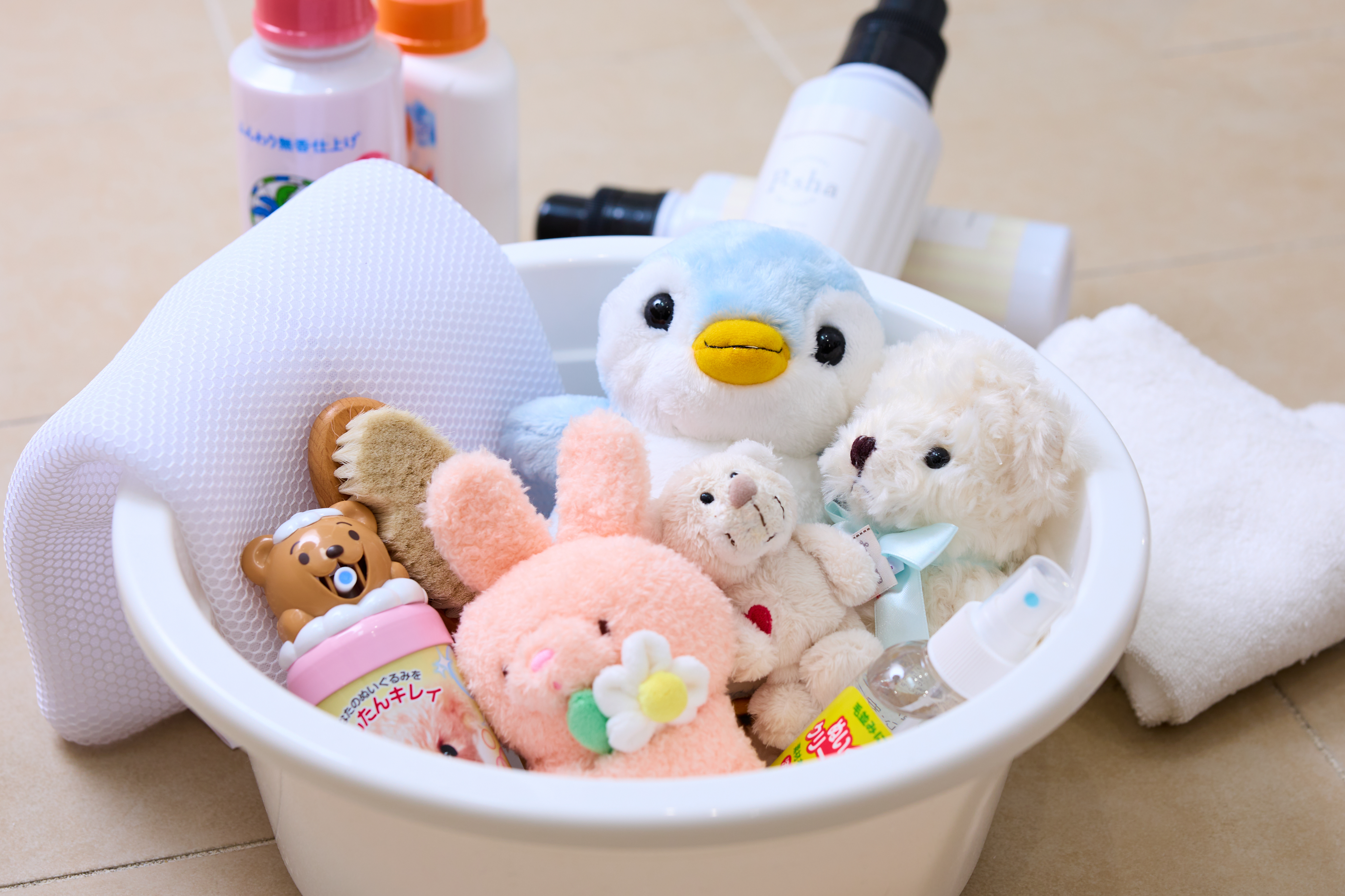 ぬいぐるみの正しい洗い方ガイド！丁寧な手洗いの手順から手軽に洗濯機で洗う方法も紹介