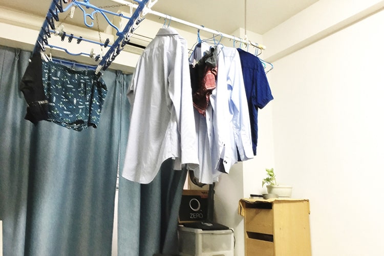 洗濯物が臭いのはなぜ？部屋干しの臭いを消す方法｜原因と予防法も紹介