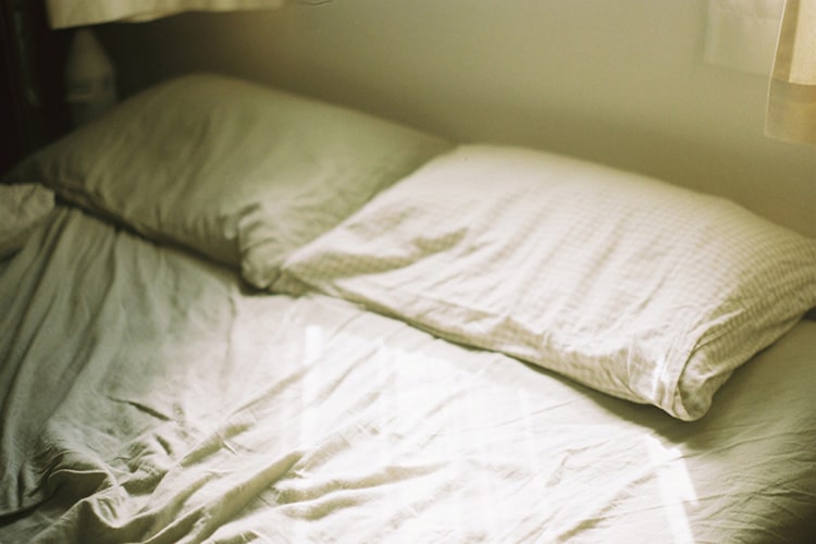 枕は洗濯できる？洗濯機・手洗いでの洗い方とお手入れ方法を解説