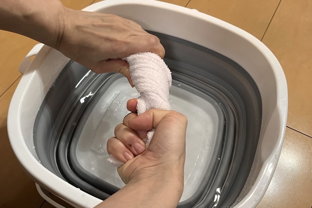 雑巾を絞る