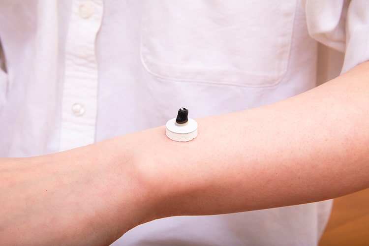 お灸って効果あるの？ 専門家が力説「肩こり、冷え、疲れ目」対策はおうちで5分でできる