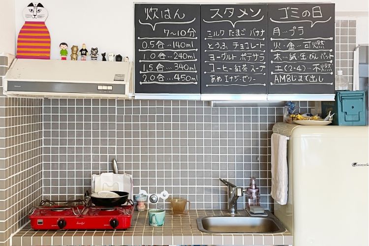 カインズの「黒板シート」でキッチンの吊り棚をおしゃれで便利にDIYしてみた