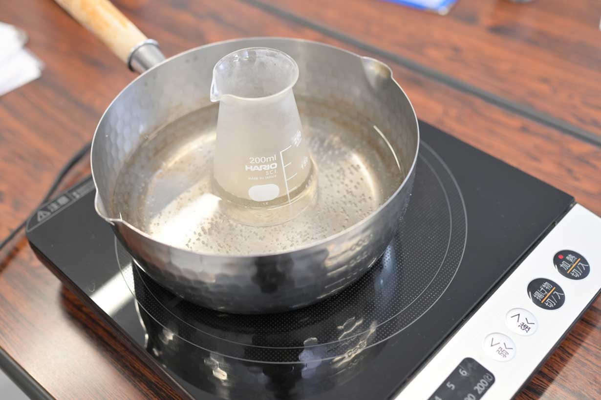 鍋に水を入れて弱火〜中火で熱する